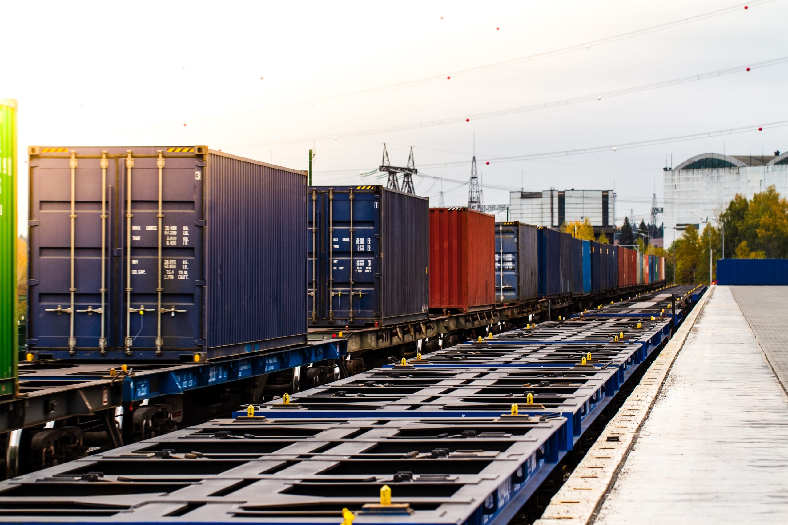 Intermodal cargo train with containers
